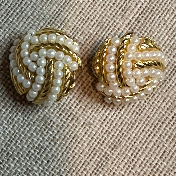 Jewelry - Vintage Round Pearl Earrings